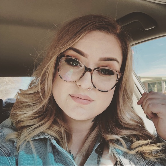 Meet your Posher, Leah - Picture 5 of 7